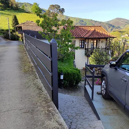 La Casina De Santulaya شاليه Adrales